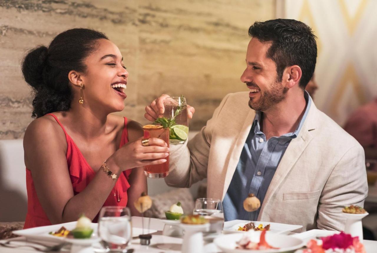 Nickelodeon Hotels & Resorts Punta Cana Extérieur photo A couple dining at a restaurant