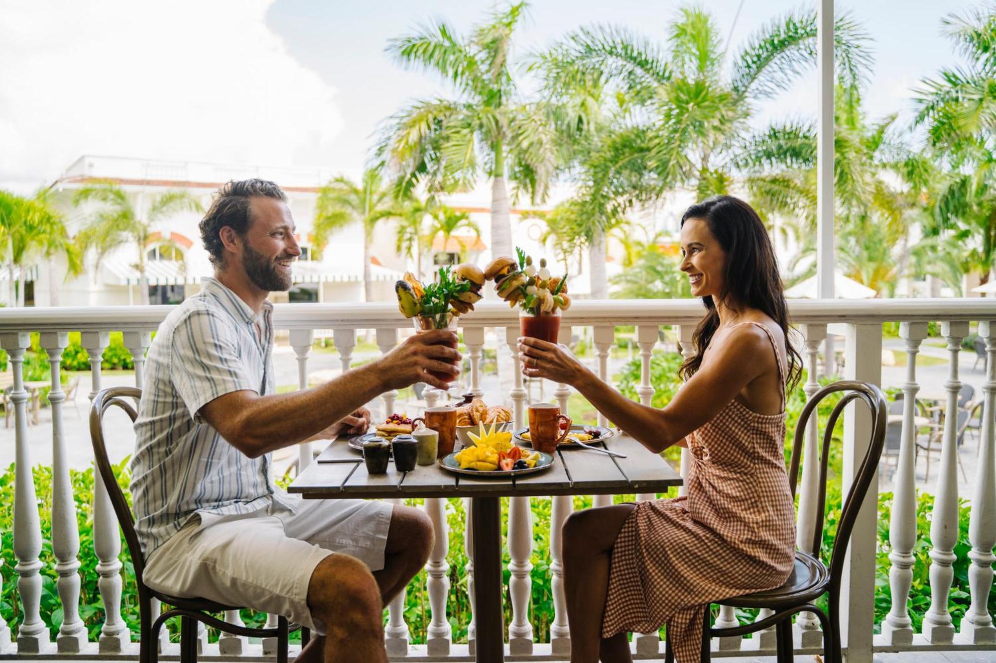 Nickelodeon Hotels & Resorts Punta Cana Extérieur photo A couple dining at the hotel
