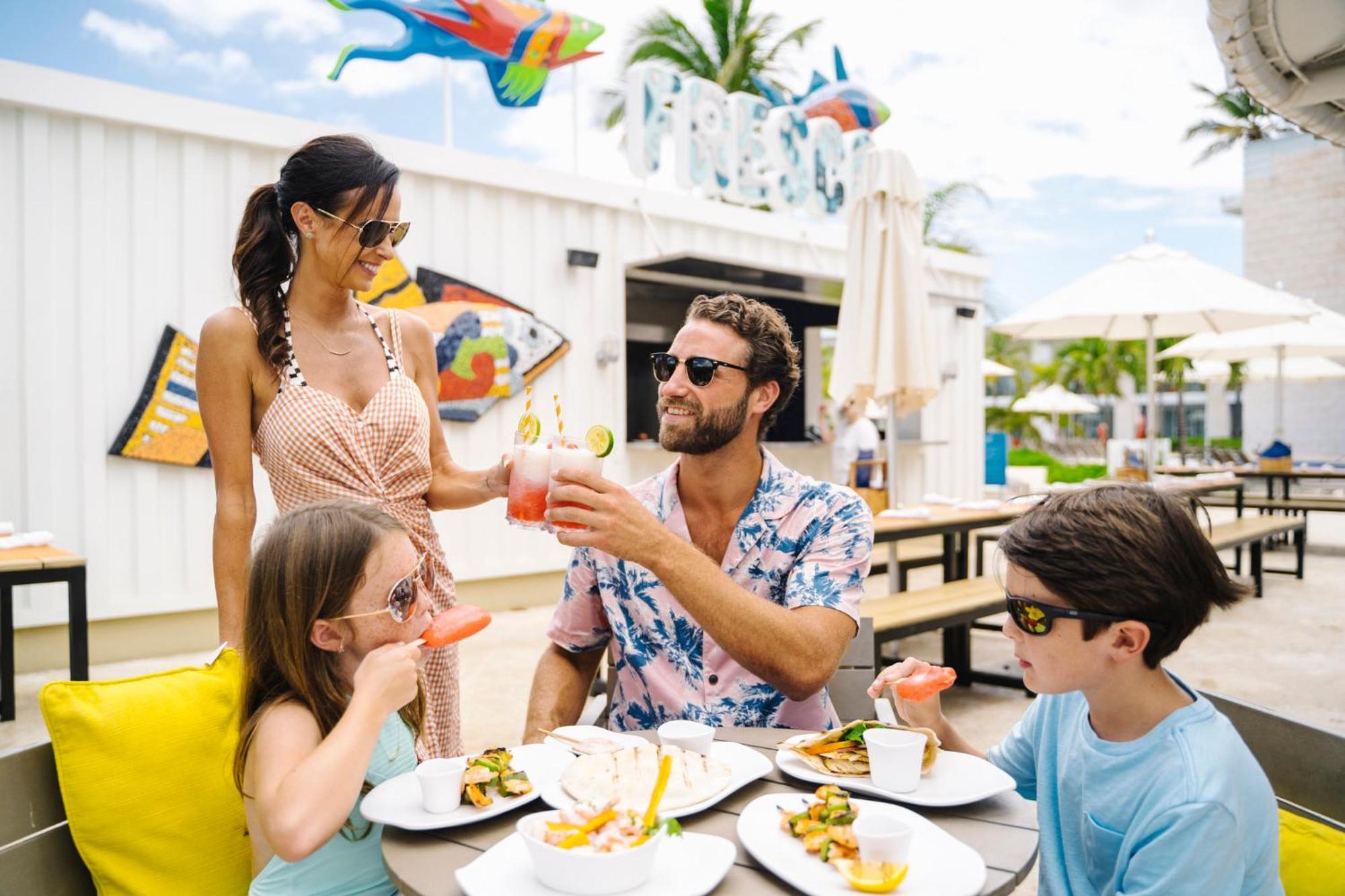 Nickelodeon Hotels & Resorts Punta Cana Extérieur photo Family dining at the pool